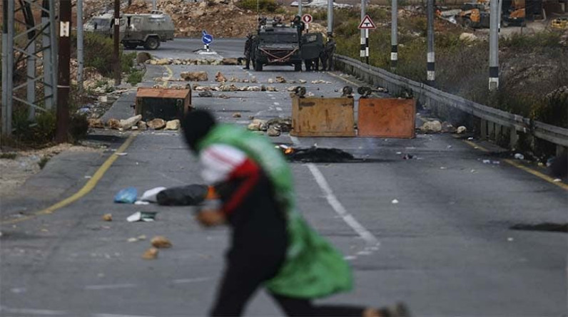 إضراب عام يشلّ الضفة تضامناً مع غزة.. واستشهاد فلسطيني خلال مواجهات مع الاحتلال بنابلس